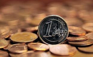 La Grèce a reçu mardi un premier versement de prêts de 7,5 milliards d'euros du nouveau plan de renflouement mis au point par ses créanciers de l'UE et du FMI pour lui éviter la faillite, a indiqué une source du ministère des Finances
