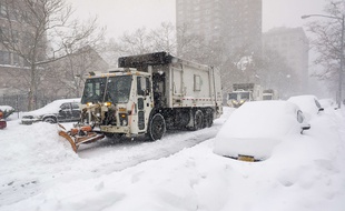 Un engin du service de propreté de New York dans le quartier de Chelsea, le 23 janvier 2016.