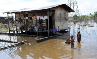 Inondations, sécheresse, montée des océans: la Banque mondiale met en garde contre le scénario noir d'un réchauffement du thermomètre mondial de 4°C dès 2060 et la "cascade de cataclysmes" qui frapperaient alors les pays pauvres.