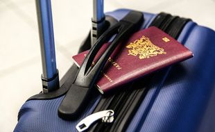 La valise et le passeport d'un vacancier.