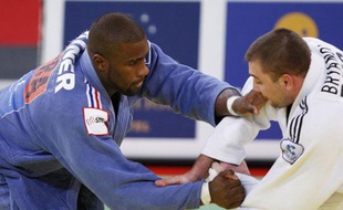 France's Teddy Riner (L) challenges Russia's Maxim Bryanov in their over 100 kg quarter-final at the Paris International Grand Slam judo tournament February 8, 2009. Riner won the fight. REUTER/Charles Platiau (FRANCE)
