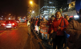 Des Chiliens descendent dans la rue à Santiago après un fort séisme, le 16 septembre 2015.