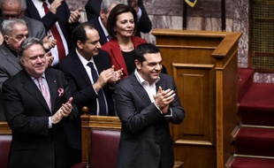 Le Premier ministre grec, Alexis Tsipras, applaudit le vote de l'accord de Prespa au parlement grec le 25 janvier 2019, qui met un terme à une dispute de 27 ans avec le voisin macédonien.