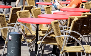 Illustration d'une terrasse de café.