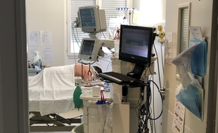 Champigny-sur-Marne, le 6 avril. Un malade du coronavirus placé sur le ventre dans l'un des deux services de réanimation de l'hôpital Paul d'Egine.