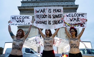 Les Femen devant l'Arc de Triomphe, samedi 10 novembre 2018, dénoncent les «criminels de guerre».