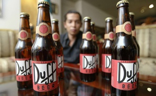 Illustration des bières « Duff » non-officielles