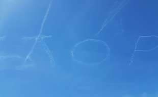 Le message "Stop" a été écrit ce 3 mars 2017 dans le ciel lyonnais à l’initiative d'associations mobilisées pour la révision des délais de prescription des crimes et délits sexuels sur mineurs.