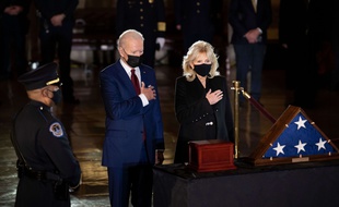 Joe et Jill Biden rendent hommage au Capitole au policier tué durant les émeutes au Congrès, le 2 février 2021.