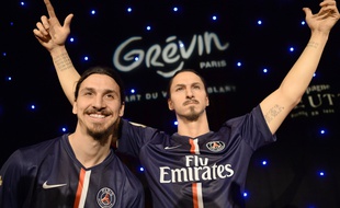 Zlatan Ibrahimovic pose devant son double de cire, le 9 février 2015, au musée Grévin de Paris. S. de Sakutin / AFP