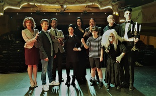 Une partie de la troupe du spectacle musical «La Famille Addams».