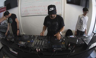 Des apprentis DJ dans un centre de formation du réseau DJ Network, première école du genre reconnue par l'Etat, le 4 juin à Paris 2015