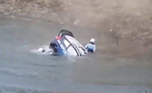 Le pilote estonien Ott Tanak a effectué une spectaculaire sortie de piste lors de la 3e spéciale du rallye du Mexique, le 6 mars 2015.
