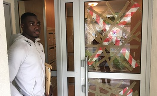 Ville-d'Avray, le 1er juin 2018. Mohamed Diakité devant le hall d'immeuble où il prétend avoir été passé à tabac par les policiers.