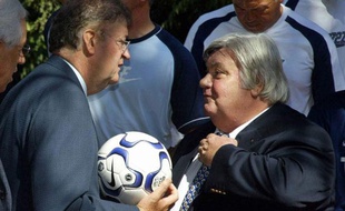 Louis Nicollin, président du Montpellier Hérault Sport Club (à droite), s'entretient avec le maire de Montpellier Georges Frêche, le 18 septembre 2003.