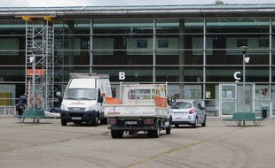 Lingolsheim, le 29 aout 2014 - Le collège Galilée est fermé à cause de fissures dans le bâtiement. La rentrée scolaire est repoussée d'une semaine et aura lieu au lycée Couffignal à Strasbourg.