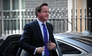 Le Premier ministre britannique David Cameron apparaissait mardi inflexible sur sa politique de réduction des déficits, malgré le revers cuisant subi par sa coalition aux élections municipales et la défaite en France et en Grèce de gouvernements défendant l'austérité