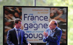 Le Premier ministre Manuel Valls applaudi par Pierre Gattaz à l'université d'été du Medef le 27 septembre 2014 à Jouy-en-Josas