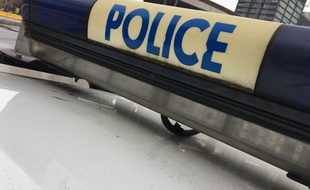 Un enfant a jeté une chaise sur une enseignante et la police l'a retrouvé à son domicile (Illustration).
