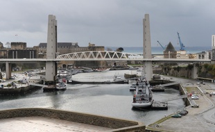 Vue du pont de Recouvrance à Brest, qui domine l'arsenal et le port militaire.