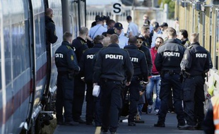La police danoise contrôle un train où voyagent des migrants, principalement venus de Syrie et d'Irak, dans la gare de Rodby au sud du Danemark, le 9 septembre 2015