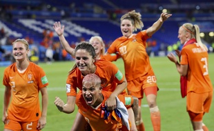 Notamment conduites par la Lyonnaise Shanice van de Sanden, la sélection néerlandaise a fêté sa qualification devant son virage de supporters, mercredi soir au Parc OL.