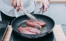 85 % des Français commettent ce geste qui assèche leurs steaks au lieu de les garder juteux