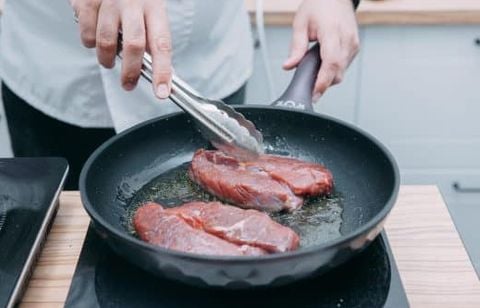 85 % des Français commettent ce geste qui assèche leurs steaks au lieu de les garder juteux