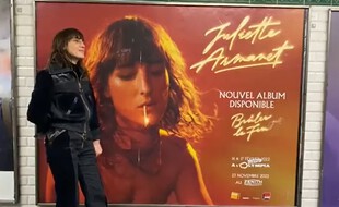 Juliette Armanet devant l'affiche de son deuxième album, dans les couloirs du métro parisien.