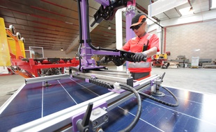 Dans l'usine de Rousset qui recycle des panneaux solaires