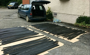 La voiture interceptée avec les 300 mètres de câbles téléphoniques.