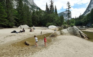Des enfants jouent sur le Lac Miroir, normalement sous l'eau, au parc national Yosemite le 4 juin 2015
