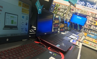 Un rayon informatique dans un magasin Fnac.