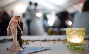 Des figurines représentant une mariée et son époux lors d'un mariage.