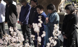 Le Japon a observé une minute de silence en mémoire de la triple catastrophe qui a fait près de 18.500 morts ou disparus le 11 mars 2011