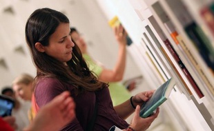 Une jeune femme sur un stand de la Foire du livre de Francfort