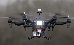 Démonstration d'un vol de drone à Paris le 9 février 2015.