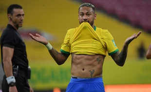 Neymar sort les abdos après son but contre le Pérou, jeudi à Recife.