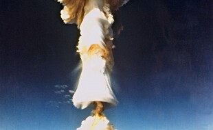 Photo d'archives prise en 1970, montant un essai nucléaire français à Mururoa, en Polynésie française.