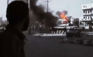 Un combattant de l'armée syrienne libre (ASL) fait face à un char, à Alep, le 23 juillet 2012