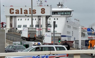 Dix-sept migrants, dont 16 mineurs, ont été découverts à Marck (Pas-de-Calais), près de Calais, dans un camion acheminant du talc