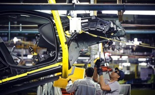 Les immatriculations de voitures neuves en France ont chuté de 16,1% en mai, en données brutes, avec 165.776 unités vendues, le groupe PSA Peugeot Citroën accusant un plongeon de 28,5%, a indiqué vendredi le Comité des constructeurs français d'automobiles (CCFA).