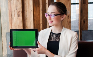 Une jeune fille portant ses lunettes devant sa tablette. Selon le baromètre 2019 de la santé visuelle de l'Asnav, 15% des jeunes de 16-24 ans n'ont jamais consulté un ophtalmologue.