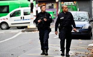 Des policiers patrouillent rue de Charonne le 14 novembre 2015