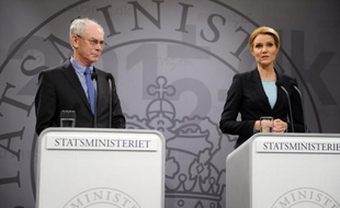 Au moment où il prend la tête de l'Union européenne, le Danemark se retrouve écartelé entre son refus d'adhérer à un euro plus impopulaire que jamais, et son souci de lui rester arrimé car sa prospérité en dépend et afin d'éviter une Europe à plusieurs vitesses.
