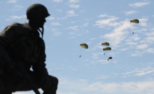 Des parachutistes lors du 70e anniversaire du débarquement en 2014.