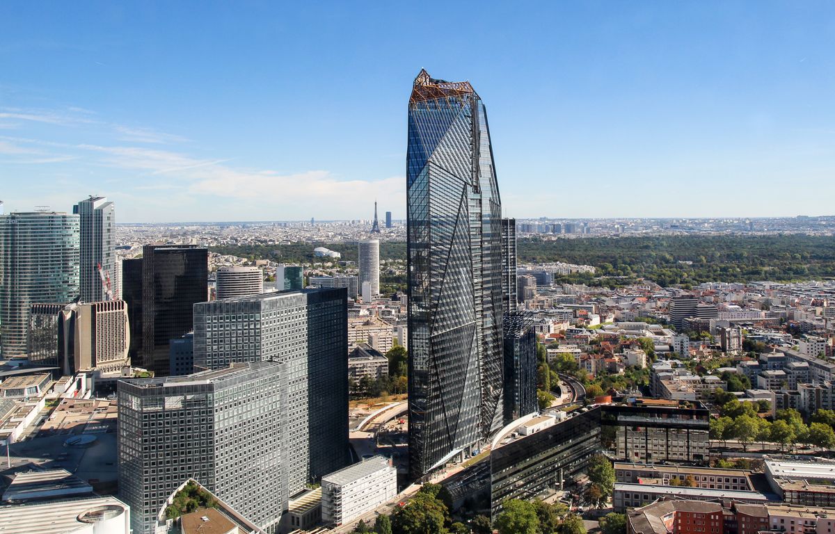 La Défense : Les tours de bureaux sont-elles obsolètes ?