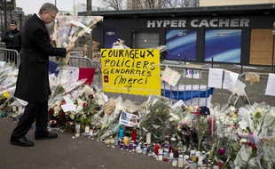 Le maire de New York Bill de Blasio dépose des fleurs devant le supermarché casher de la Porte de Vincennes, le 20 janvier 2015