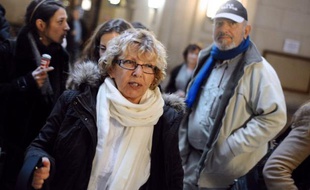"Ils étaient malades en mer!" Sauf pour un des six accusés, le témoignage du couple de Français pris en otage en 2008 au large de la Somalie avec leur voilier Carré d'As a mis à mal lundi devant la cour d'assises de Paris la défense des pirates se dépeignant comme de modestes pêcheurs.