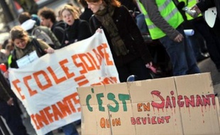 La réforme de la formation des enseignants est devenue à son tour la cible des mécontentements: les universités ont boycotté vendredi la remise des projets de masters nécessaire à cette réforme, alors que le ministre de l'Education Xavier Darcos a été jugé "insultant" à ce sujet.